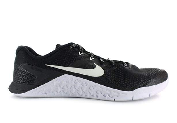 nike metcon 4 black white